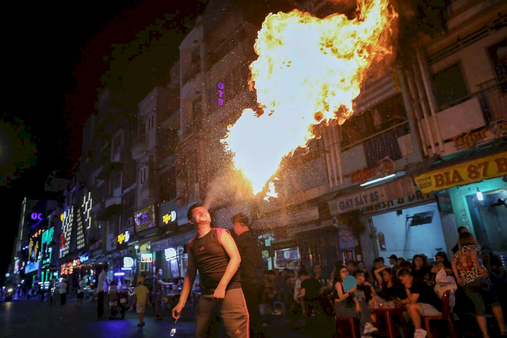 體驗火舞者和街頭魔術師將 Bui Vien 變成令人驚嘆的舞台的刺激